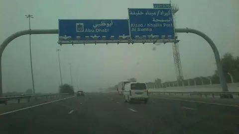 Una imagen de EL CORREO de la autopista E-11 de Dubai a Abu Dhabi tomada este jueves.