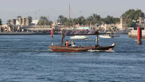 Turistas cruzan el Creek a bordo de un dhow en la vieja Dubai. (EL CORREO)