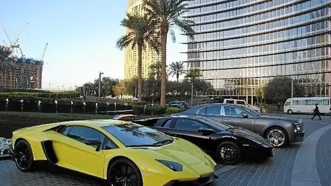 'Lamborghinis' y 'rolls royces' en la entrada del Burj Khalifa. (EL CORREO)