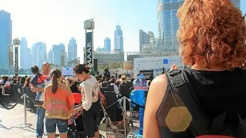 Turistas presencian un espectáculo musical a los pies del Burj Khalifa. (Celia Unquiles)