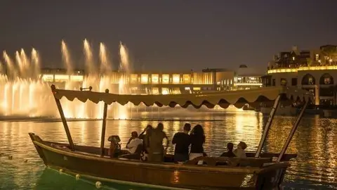 Un abra tradicional en el lago de la fuente del Dubai Mall.