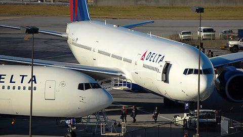 Aviones de Delta Airlines sobre la pista.