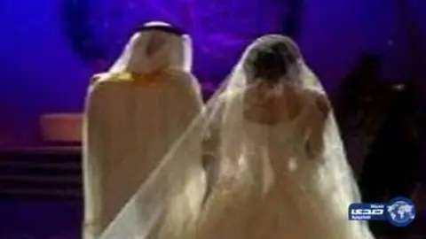 La pareja termninó divorciada a causa de las fotos.