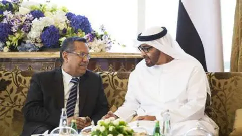 Un momento del encuentro entre el príncipe heredero de Abu Dhabi y el primer ministro de Yemen.