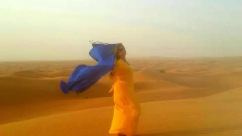 La española Paloma Giménez, durante el tour que ha realizado este verano por el desierto de Dubai. (Cedida)