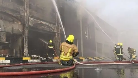 Bomberos intervienen en un incendio en Bani Yas. (Security Media)