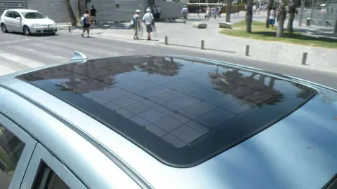 Un coche el&eacute;ctrico con placa solar en el techo. (Ecomotriz.com, Flickr)