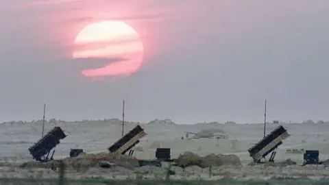 Porta misiles Patriot de Arabia, utilizados por primera vez en la guerra del Golfo, vigilan la frontera saudita con Yemen. (AFP)