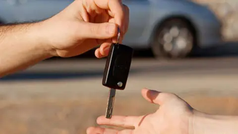 Una vez transferido y entregado el coche recibían el 'cash check', pero no tenía fondos.