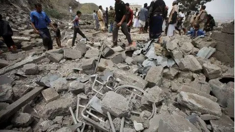 Residentes en Saná observan los estragos de los bombardeos en la capital del país.