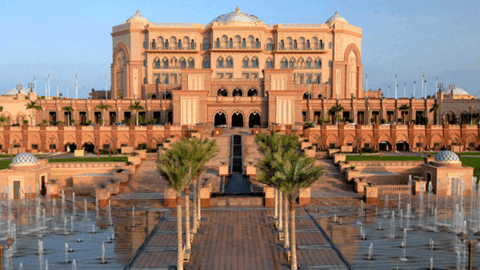El hotel Emirates Palace en la Corniche de Abu Dhabi.