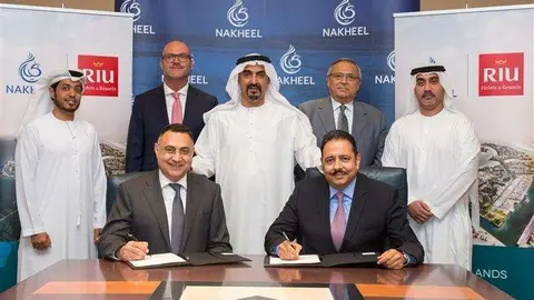 Un momento de la firma del proyecto entre Nakeel y hoteles Riu. 