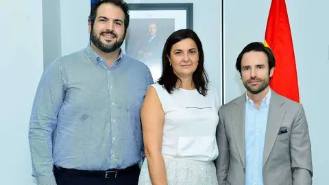 De izquierda a derecha, Txema Urrutia, Julia Rubio y Enrique Hormigo, representantes de las candidaturas que han asistido en la Embajada de España a la constitución de la Comisión Electoral para el Consejo de Residentes Españoles. (Manaf K. Abbas)