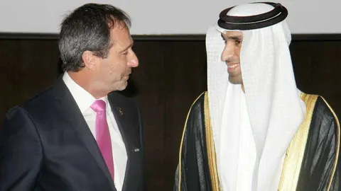 Thani Ahmed Al Zeyoudi, ministro de Cambio Climático y Medioambiente, conversa con el embajador de Argentina en EAU, Fernando de Martini -izquierda-. (EL CORREO)