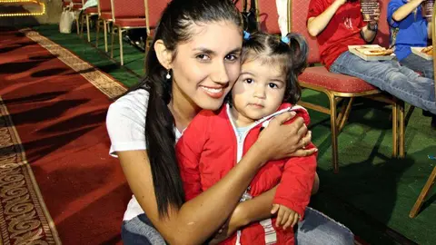 La cantante colombiana Ana María Rey también acudió con su hija a la cita con los Reyes Magos. (EL CORREO DEL GOLFO)