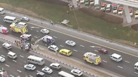 Los equipos de emergencia intervienen en el lugar del accidente en Sheikh Zayed.