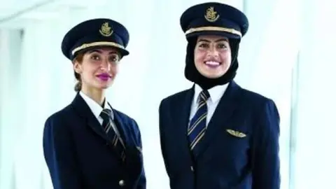 Las pilotos emiratíes tienen 23 años.