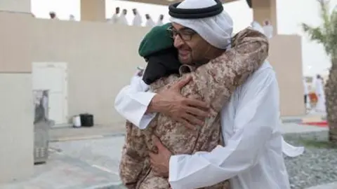 El jeque Mohamed bin Zayed Al Nahyan, Príncipe Heredero de Abu Dhabi y Subcomandante Supremo de las Fuerzas Armadas de los EAU (R), felicita a su hija, la jequesa Hessa Bint Mohamed bin Zayed Al Nahyan, después de su graduación.