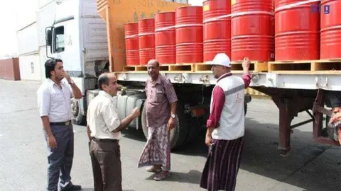Un imagen del camión cargado de petróleo que la Media Luna Roja ha enviado a Yemen. (WAM)