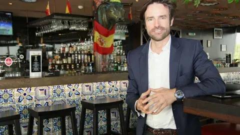 Enrique Hormigo, número uno de la candidatura Españoles en Emiratos (E3), en el restaurante español Casa de Tapas tras hablar con EL CORREO DEL GOLFO. (EL CORREO)