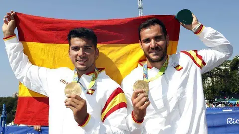 Los piragüístas Saúl Caviotto y Cristian Toro muestran su medalla de oro. (COE)