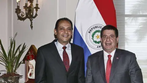 El embajador de Paraguay en Qatar, primero por la izquierda.