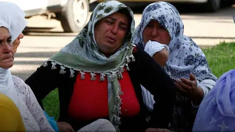 Familiares de las víctimas muestran su dolor. (Euronews.)