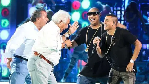 Los del Río y Gente de Zona cantan 'Más Macarena'.