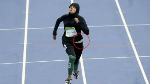 La atleta saudí durante la prueba de los 100 metros.