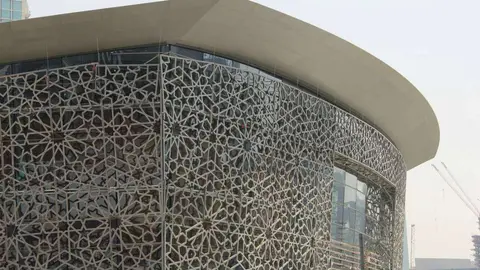 Detalle de la fachada del edificio de la Ópera a 13 días de su inauguración. (R. Pérez / EL CORREO DEL GOLFO)