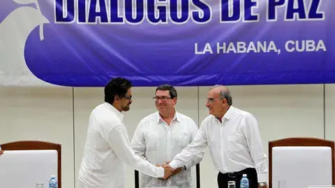 El jefe negociador de las FARC Luciano Marín, estrecha la mano al jefe negociador del Gobierno colombiano, Humberto de la Calle
