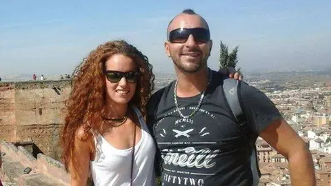 Foto de Facebook de Ana Huete junto a su marido.