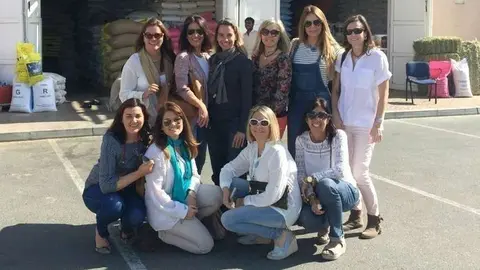 María Tello, cabeza de la candidatura PROM UEA -abajo a la derecha-, junto a varias integrantes de su lista y otras residentes en Emiratos Árabes. (Cedida)