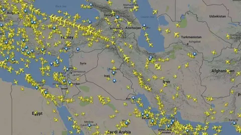 Mapa de Flightradar que refleja los vuelos sobre Oriente Medio, Norte de África y Europa suroriental al mediodía del viernes 26 de agosto de 2016. (Flightradar)