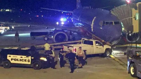 El avión sufrió desperfectos a causa del impacto de la camioneta.