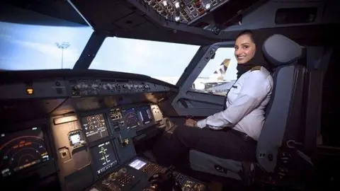 En la foto de Etihad, Aisha Al Mansouri a los mandos del Airbus A380.
