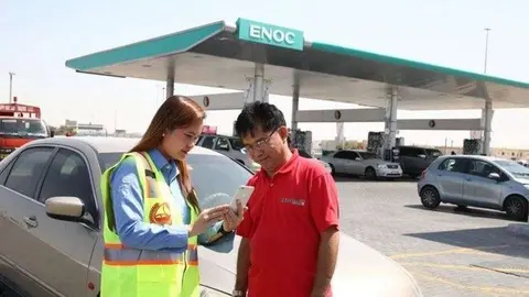 La foto de la Policía de Dubai, muestra a una empleada utilizando la aplicación de accidente de tráfico menor.