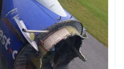 Una imagen de las redes sociales del motor destrozado del avión.