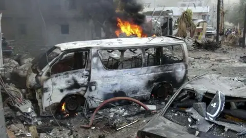 Dantesca imagen del atentado suicida perpetrado este lunes en Adén.