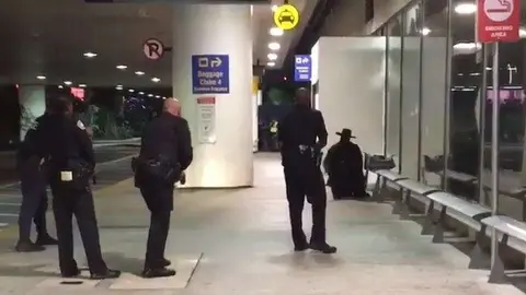 Momento de la detención de la persona disfrazada de zorro en el aeropuerto de Los Ángeles. (@sayczars)