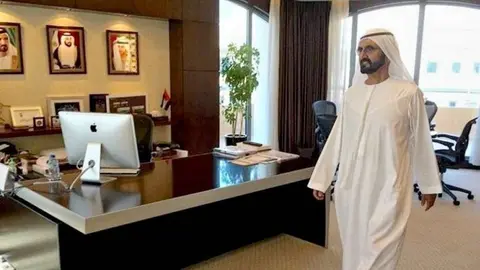 El jeque Mohammed, durante su visita a uno de los departamentos gubernamentales que se encontró vacíos. (Dubai Media Office)