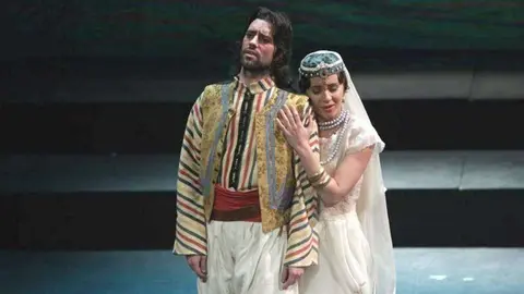 El tenor José Luis Sola, durante la representación de 'Los pescadores de perlas'. (www.joseluissola.es)