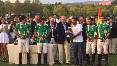 El Rey emérito entrega la copa al capitán de Dubai Polo Team.