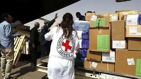 La Cruz Roja transporta productos de primera necesidad a Yemen.