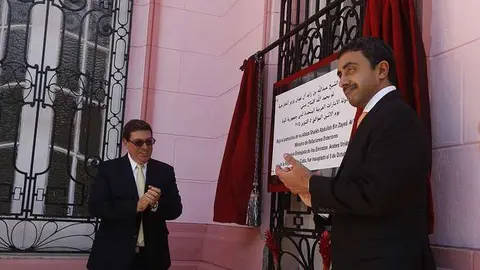 El ministro de Relaciones Exteriores de los Emiratos Árabes Unidos (EAU), jeque Abdulah bin Zayed al Nayhan, a la derecha, desvela una placa conmemorativa de la apertura oficial en La Habana de la nueva embajada de EAU.