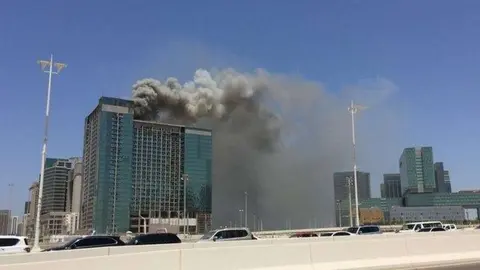 El humo negro era visible desde numerosos lugares de Abu Dhabi.