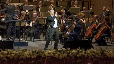 El tenor español Plácido Domingo, sobre el escenario de la Ópera de Dubai en su gran noche inaugural. (@ 7DAYSUAE)