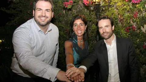 José María Urrutia (CEURE), María Tello (PROM EAU) y Enrique Hormigo (E3), unen las manos en pro de la comunidad española en Emiratos Árabes Unidos (EAU). (EL CORREO)