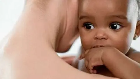 Una imagen suministrada de internet de una madre con su hijo.