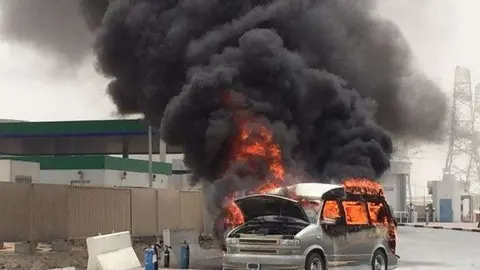 Coche en llamas en una zona de Dubai. (Fuente externa)